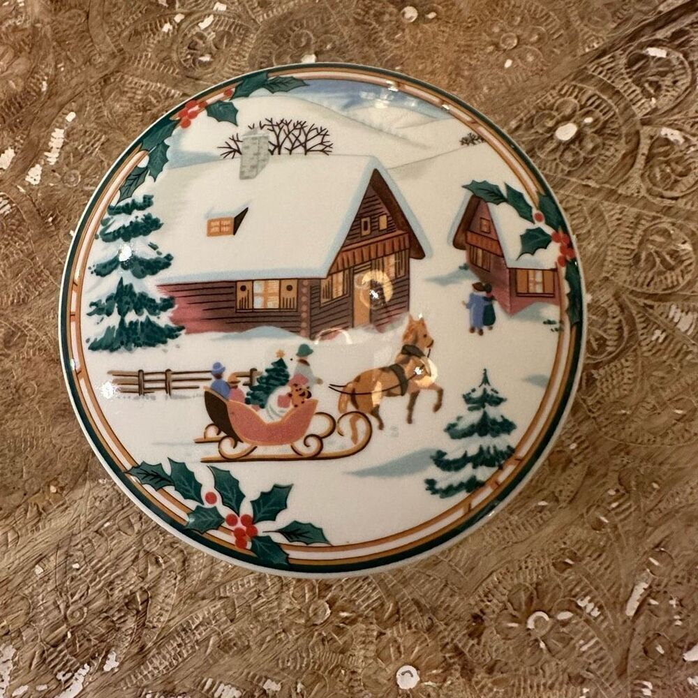 Mikasa Christmas Magic Candy Dish Lid‎ Trinket Box Round Holly Accent Vintage